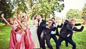 Friends dance at a wedding - an original gift for newlyweds