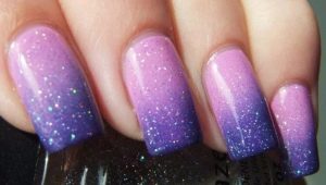 Gradient glitter manicure on nails