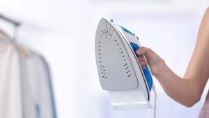 Steaming: devices and methods of ironing clothes