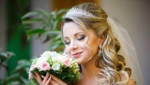 Wedding hairstyles with a tiara: styling options for a celebration and how to perform them
