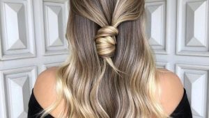 Highlighting on long blond hair