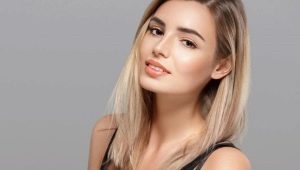 Fashionable hair coloring of medium length