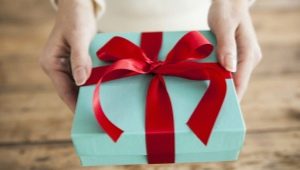 How to choose a gift for a teacher for graduation?