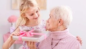 What to give a grandmother for an anniversary?
