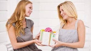What to give a friend on March 8?