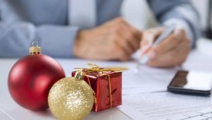 What is customary to give to colleagues for the New Year?