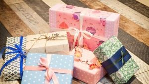 How to beautifully fold a sweater as a gift?