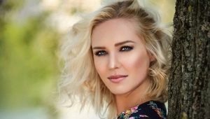Blond: choice of shade, staining techniques and subsequent care