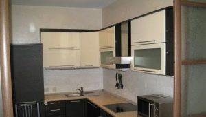 Kitchen design 7 sq. m with refrigerator