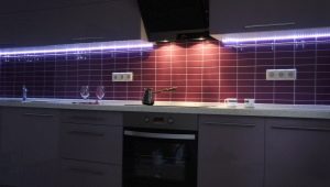 Λωρίδα LED για την κουζίνα κάτω από ντουλάπια: συμβουλές για επιλογή και εγκατάσταση