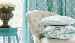 Turquoise curtains in the interior of the living room