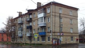 The subtleties of glazing balconies in Khrushchev