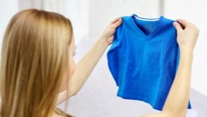How to remove spools from clothes without a typewriter at home?