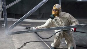 Who is a sandblaster and what are his responsibilities?