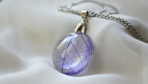 How to make an epoxy pendant?