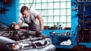 Who is a mechanic and what does he do?