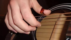 What should guitarists' nails look like and how should they be looked after?