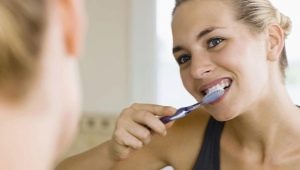 When should you brush your teeth - before breakfast or after?