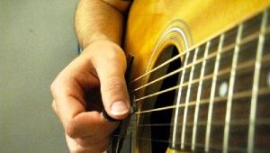 How to play guitar with your right hand?