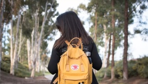 How to choose a yellow backpack and what to wear with it?
