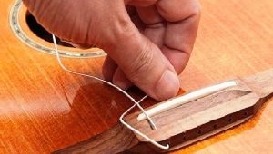 Comment enfiler les cordes d'une guitare classique ?