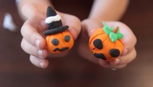 How to mold a plasticine pumpkin?