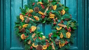 Features and making wreaths on the door