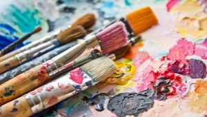 Who is an artist and what does he do?
