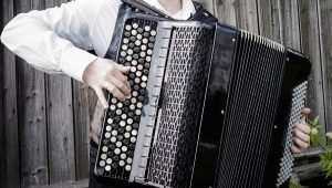How to learn to play the button accordion?