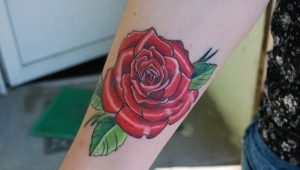 Features of a tattoo with roses and their variety