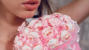 Making bouquets of Rafaello sweets