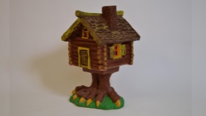 We make a craft in the form of a hut on chicken legs