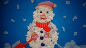 Making snowmen from napkins