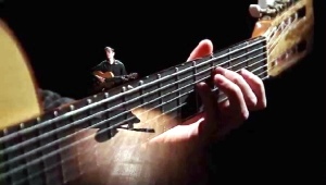 How to play the seven-string guitar?