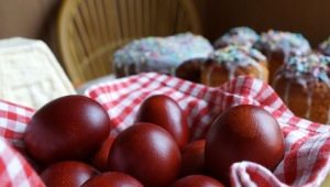 How to paint eggs in onion skins?