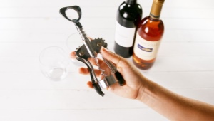 How to open wine with a corkscrew?