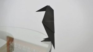 Πώς να διπλώσετε origami σε σχήμα κοράκι;