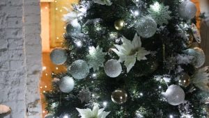How to decorate a Christmas tree with silver toys?