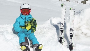 What are children's downhill skiing and how to choose them?