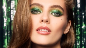 Features and make-up in the style of the 90s