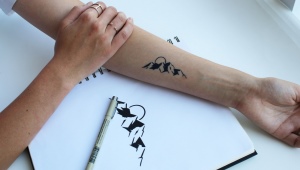 Features of a tattoo drawn with a pen