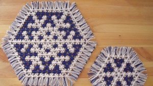 Weaving napkins on a frame with nails