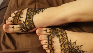 Henna drawings on the leg