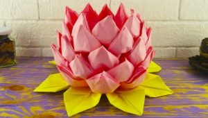 Φτιάχνοντας origami σε σχήμα λωτού