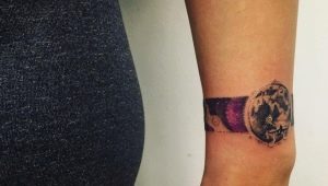 Tattoo in the form of a bracelet on the arm