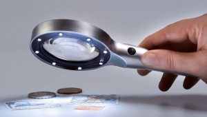 Choosing an illuminated magnifier
