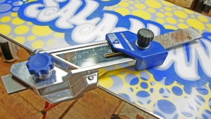 Sharpening the edges of the snowboard