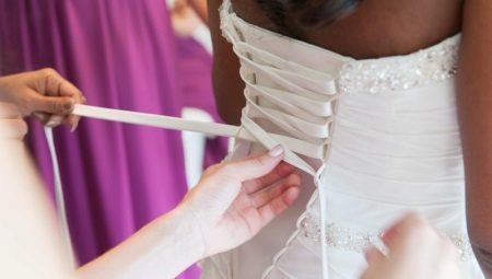 Comment lacer un corset sur une robe de mariée ?