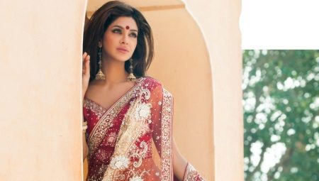 Sari - dress of Hindu goddesses and ordinary Indian women