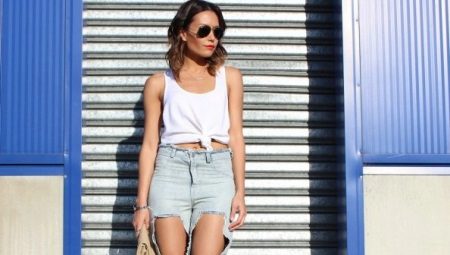 Jeans with holes